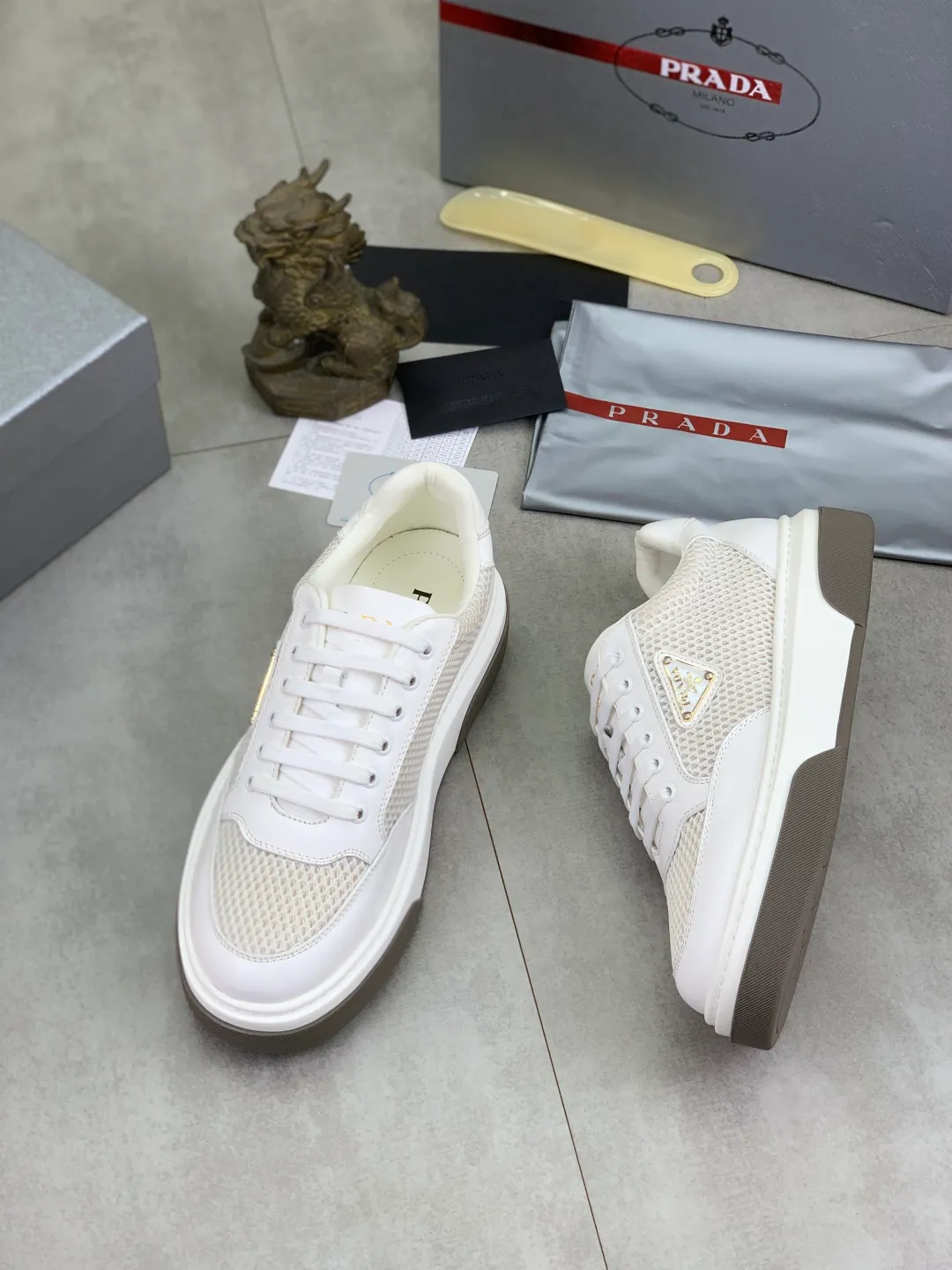 Men's Men's Shoes 💰P560 💰【New Style】 The latest model of high-quality PRADA classic men's shoes has been launched on the official website at a 1:1 replica, synchronized in Hong Kong and on the same catwalk; all made of calfskin➕imported cowhide lining, 🍡🍡original rubber outsole, non-slip and wear-resistant; comfortable on the feet, attractive style, fine workmanship, and simple and neat shoe lasts, highlighting a man's courage and toughness, 👍size 38 to 44 (45 can be customized) black White color🉑️choose